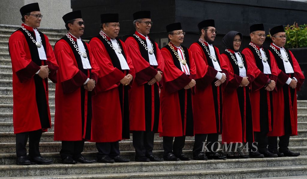 Sesi foto bersama para hakim konstitusi Mahkamah Konstitusi setelah Wisuda Purnabhakti hakim konstitusi Wahiduddin Adams dan Manahan MP Sitompul di Gedung Mahkamah Komstitusi, Jakarta, Kamis (18/1/2024). 