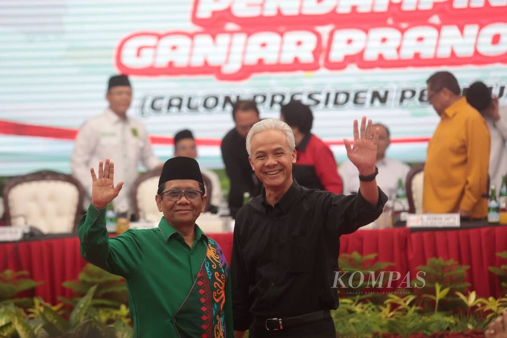 Pasangan bakal calon presiden dan wakil presiden Ganjar Pranowo  dan Mahfid MD berpose usai pengumuman bakal calon wakil presiden di kantor DPP PDI Perjuangan, Jakarta, Rabu (18/10/2023). 