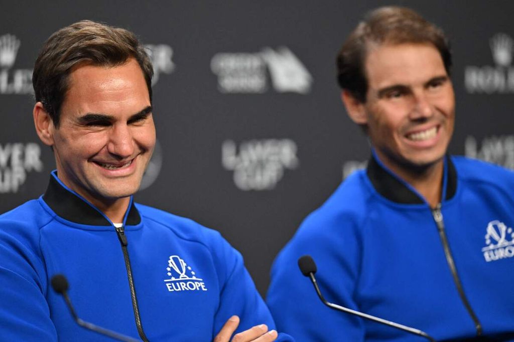 Petenis Swiss, Roger Federer (kiri), dan petenis Spanyol, Rafael Nadal, saat konferensi pers turnamen Piala Laver 2022 di O2 Arena London, Kamis (22/9/2022). Federer dan Nadal bergabung dalam satu tim, yaitu Tim Eropa. Turnamen ini sekaligus menjadi turnamen perpisahan bagi Federer yang akan pensiun. 