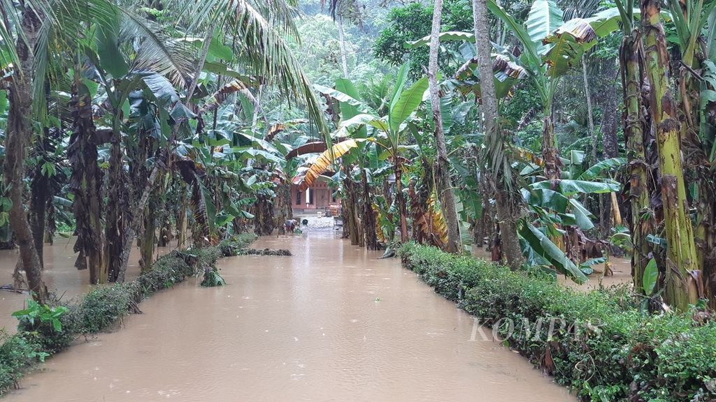 Banjir masih menggenangi salah satu rumah dan pekarangan warga di Dusun Rowotrate, Desa Sitiarjo, Kecamatan Sumbermanjing Wetan, Kabupaten Malang, Jawa Timur, Selasa (18/10/2022).
