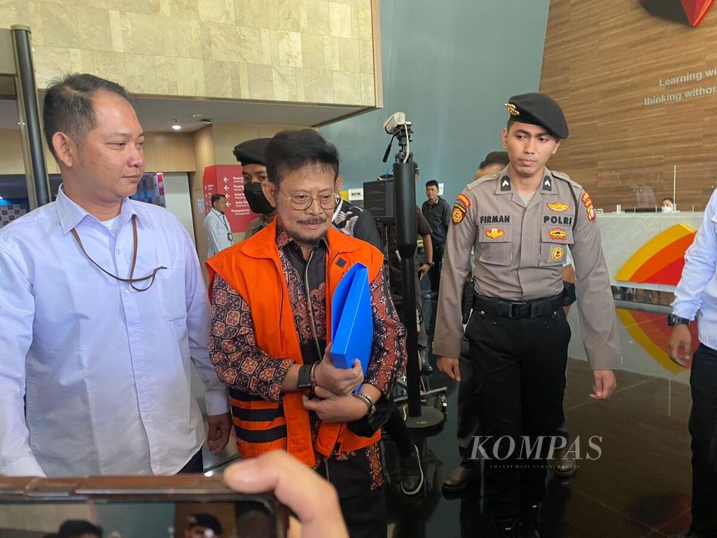 Bekas Menteri Pertanian Syahrul Yasin Limpo berjalan seusai menjalani sidang perdana dugaan pelanggaran etik yang dilakukan Ketua KPK nonaktif Firli Bahuri, di Gedung KPK, Jakarta, Rabu (20/12/2023).