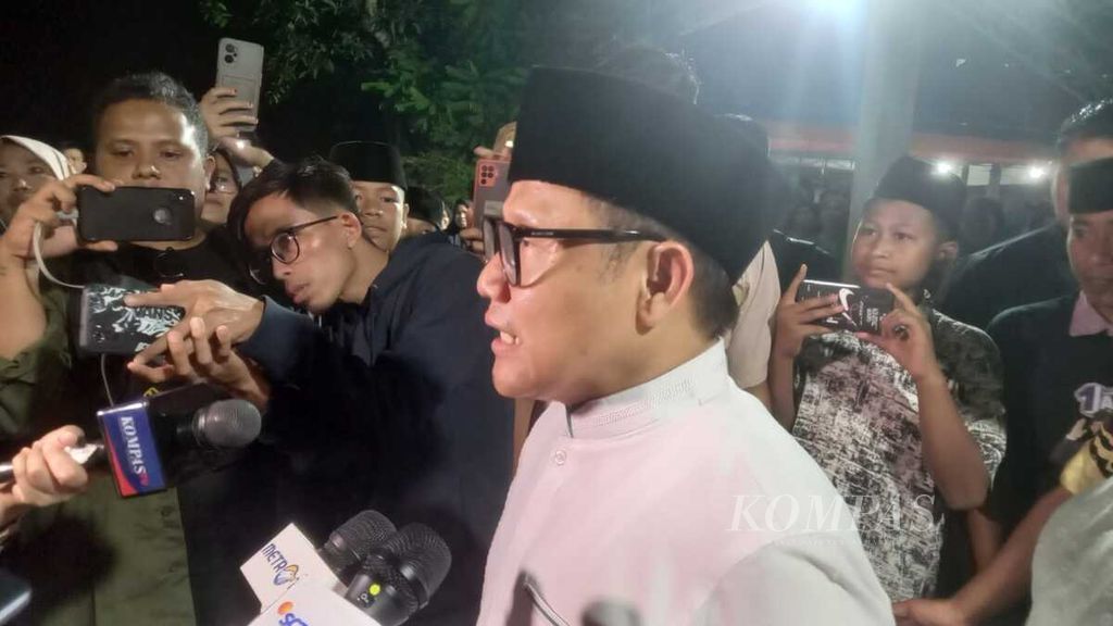 Calon wakil presiden nomor urut 1, Muhaimin Iskandar, menjawab pertanyaan wartawan di Pasuruan, Jawa Timur, Rabu (24/1/2024) malam. 