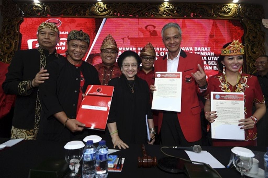 Ketua Umum PDI-P Megawati Soekarnoputri (tengah) bersama para bakal calon gubernur dan wakil gubernur (kiri ke kanan) TB Hasanuddin-Anton Charliyan (Pilkada Jabar), Dodi Reza Alex Noerdin-Giri Ramanda Kiemas (Pilkada Sumsel), Ganjar Pranowo (cagub Jateng), dan Karolin Margret Natasa (cagub Kalbar) berfoto bersama di kantor DPP PDIP, Lenteng Agung, Jakarta Selatan (7/1/2018). 