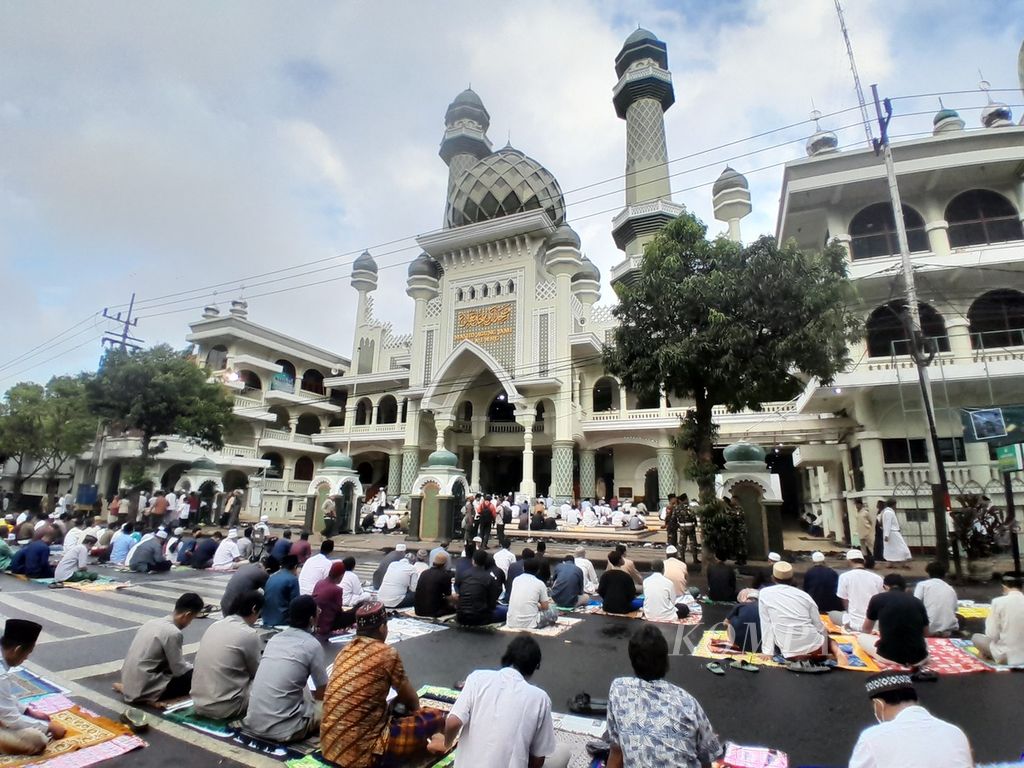 Ribuan umat Islam melaksanakan shalat Idul Adha 1444 H di dalam dan halaman Masjid Agung Jami Kota Malang, Jawa Timur, Kamis (29/6/2023). Besarnya jemaah membuat sebagian dari mereka meluber hingga ke Alun-alun Kota Malang.