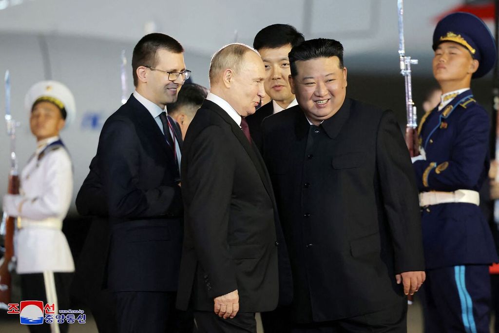 Foto yang diambil pada Rabu (19/6/2024) dan dirilis oleh kantor berita resmi Korea Utara, KCNA, melalui KNS ini memperlihatkan Pemimpin Korea Utara Kim Jong Un menyambut Presiden Rusia Vladimir Putin di Bandara Internasional Pyongyang, Korea Utara. 