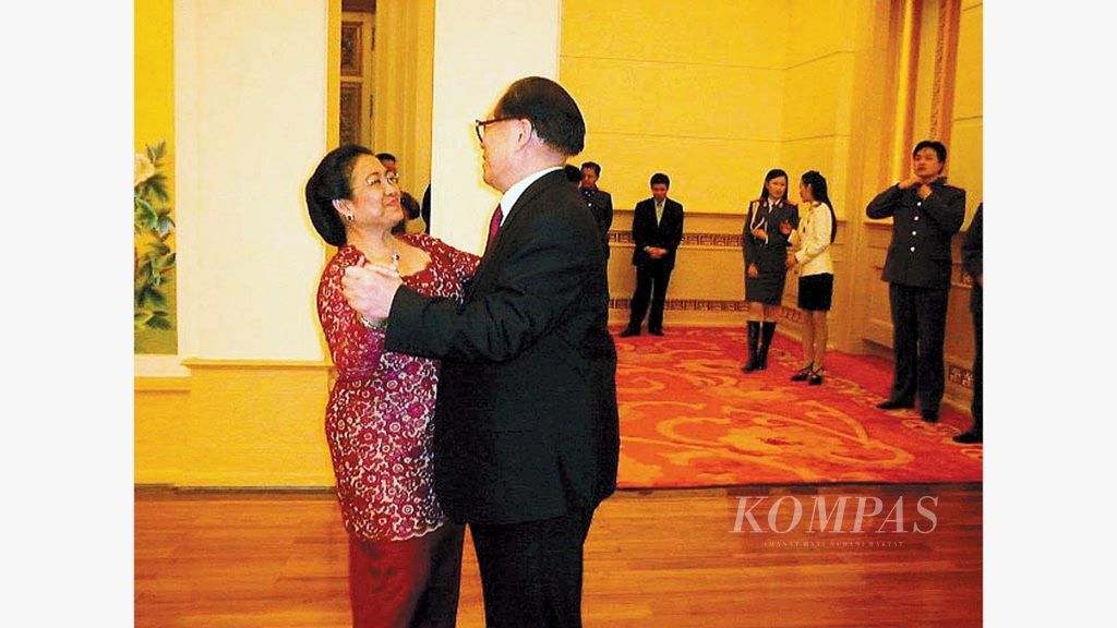 Foto utama harian <i>Kompas,</i> 25 Maret 2002, menunjukkan Presiden China Jiang Zemin secara tidak terduga mengajak Presiden Megawati Soekarnoputri berdansa selama 6 menit dengan iringan musik orkestra, Minggu (24/3/2002).