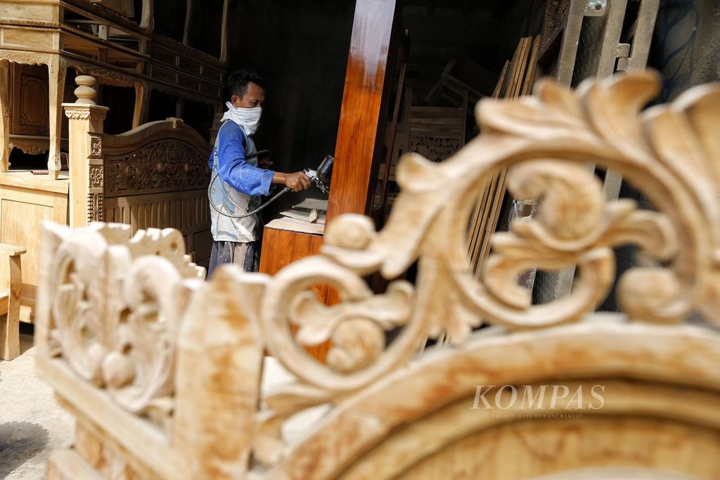 Craftsmen completed a furniture order in the Pulogadung area, East Jakarta, on Monday (7/11/2022).