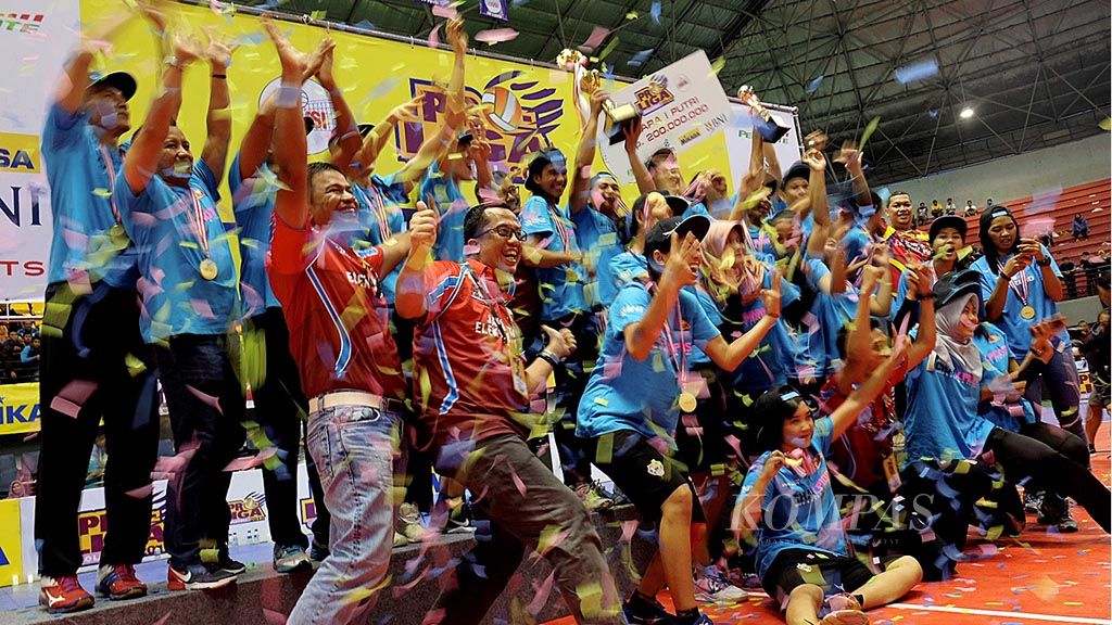 Tim voli putri  Jakarta Elektrik PLN merayakan keberhasilan mereka menjuarai Proliga 2017 sekaligus memenuhi target juara tiga musim beruntun, setelah menundukkan Jakarta Pertamina Energi di grand final, Minggu (23/4), di GOR Amongrogo, Yogyakarta.