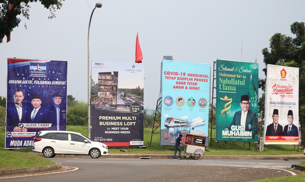 Sejumlah baliho tokoh politik terpasang di kawasan Serpong, Tangerang Selatan, Banten, Sabtu (16/4/2022). Bulan Ramadhan menjadi momentum bagi partai politik untuk meraih simpati masyarakat. 