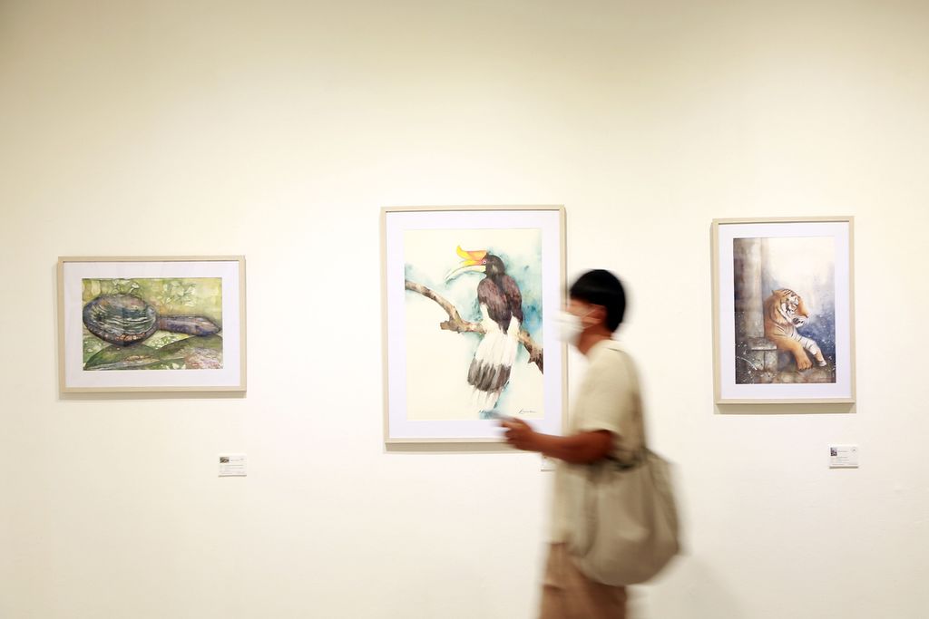 Pengunjung melintas di depan lukisan yang dipamerkan pada pembukaan pameran International Watercolor Exhibition 2022 di Galeri Nasional, Jakarta Pusat, Rabu (23/11/2022). 