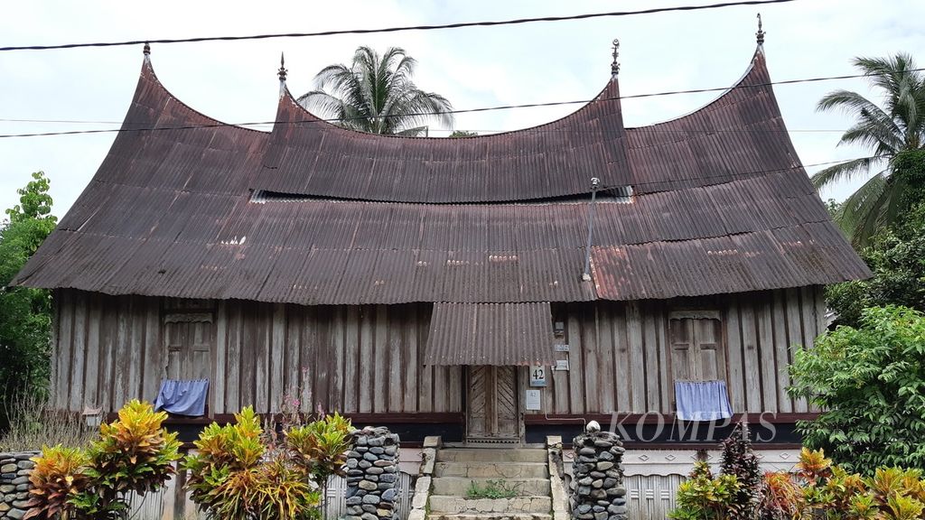 Salah satu rumah gadang di Kampung Adat Nagari Sijunjung, Kabupaten Sijunjung, Sumatera Barat, pada Senin (18/12/2023) siang. Kampung adat ini ditetapkan sebagai kampung pemilu.
