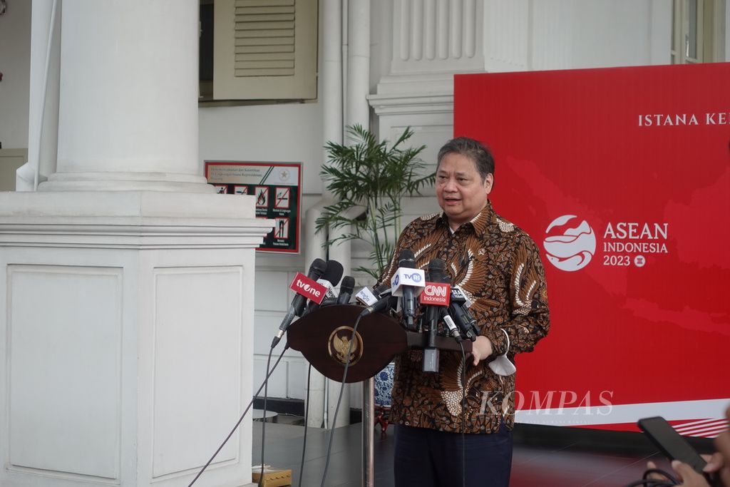 Ketua Umum Partai Golkar Airlangga Hartarto saat menjawab pertanyaan awak media di Kompleks Istana Kepresidenan Jakarta, Kamis (13/7/2023).