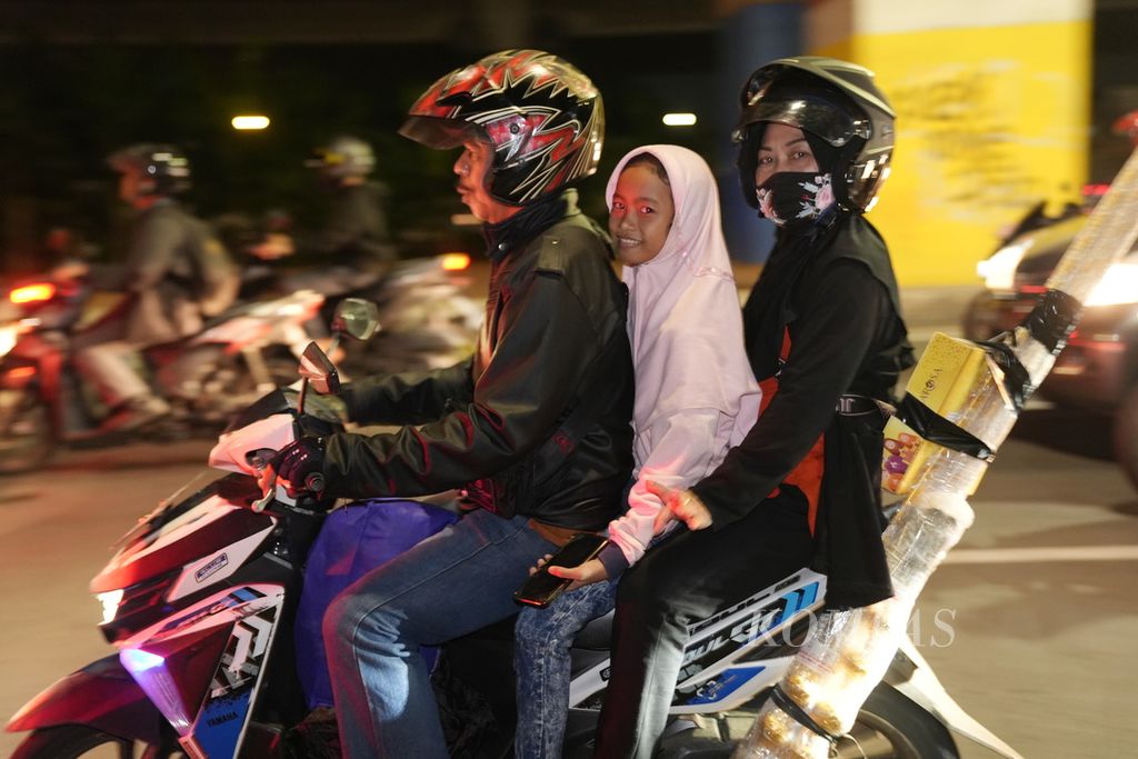 Pemudik sepeda motor membawa anak melintas di Jalan Raya Kalimalang, Jakarta Timur, Jumat (5/4/2024). Survei Kementerian Perhubungan menyatakan minat masyarakat untuk mudik Lebaran menggunakan sepeda motor sebesar 16,07 persen atau 31,12 juta orang. 