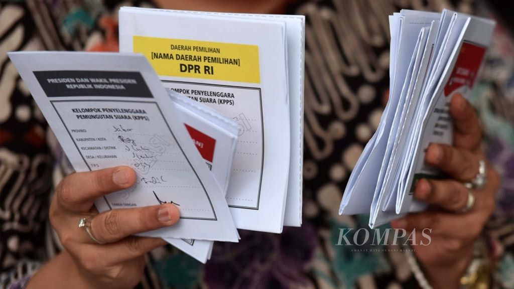 Warga memeriksa kondisi surat suara dalam Simulasi Pemungutan dan Penghitungan Suara Pemilu Serentak 2019 di halaman parkir Gedung Komisi Pemilihan Umum (KPU) Jalan Imam Bonjol, Jakarta Pusat, Selasa (12/3/2019). KPU berharap simulasi itu bisa merepresentasikan kejadian pemungutan suara sesungguhnya seperti yang ada di tempat pemungutan suara atau TPS.