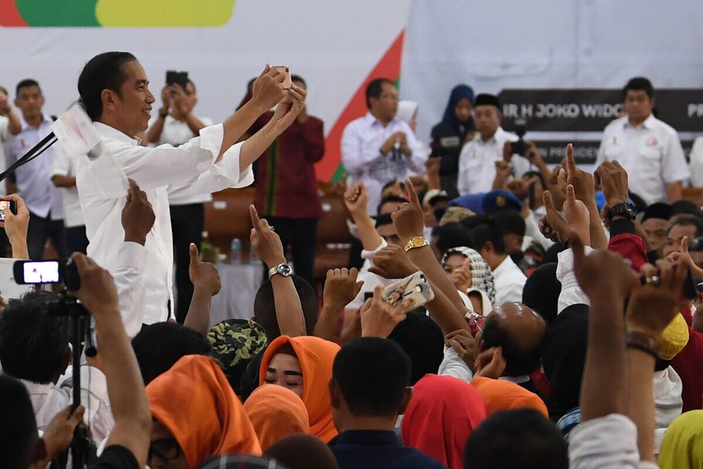 Capres nomor urut 01, Joko Widodo, membuat vlog saat menghadiri acara Silaturahmi Akbar Rakyat Makassar bersama Jokowi, di Makassar, Sulawesi Selatan, Sabtu (22/12/2018). Joko Widodo berharap perolehan suara pada Pilpres 2019 di Sulawesi Selatan lebih dari 70 persen dan mengajak masyarakat ikut menangkal berita bohong terkait dirinya.