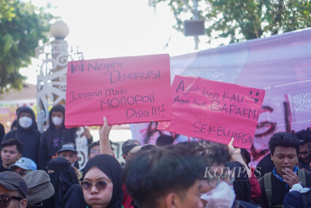 Mahasiswa berunjuk rasa dengan berorasi dan membakar ban di depan kantor DPRD Kota Balikpapan, Kalimantan Timur, Jumat (23/8/2024). Mereka menuntut agar pemerintah dan DPR menjalankan putusan MK soal pemilu.