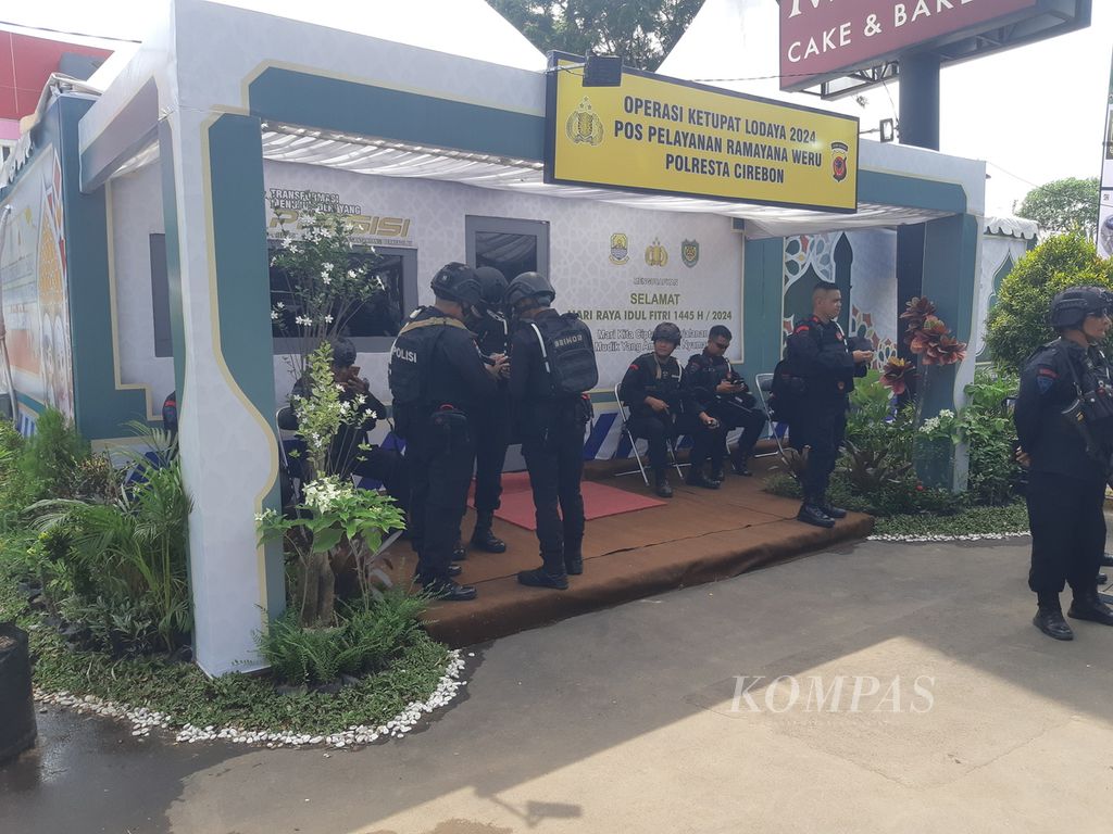 Sejumlah polisi bersiaga di depan Pos Pelayanan Weru di Kabupaten Cirebon, Jawa Barat, Kamis (4/4/2024). Kepolisian Resor Kota Cirebon menyiapkan 14 pos untuk mengamankan arus mudik dan balik Lebaran 2024.