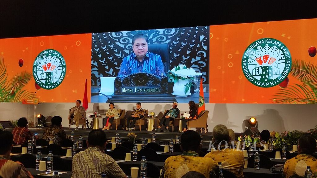 Menteri Koordinator Bidang Perekonomian Airlangga Hartarto memberikan pembekalan secara telekonferensi dalam pelaksanaan Munas XI Gapki dan seminar di Kuta, Badung, Bali, Rabu (8/3/2023).
