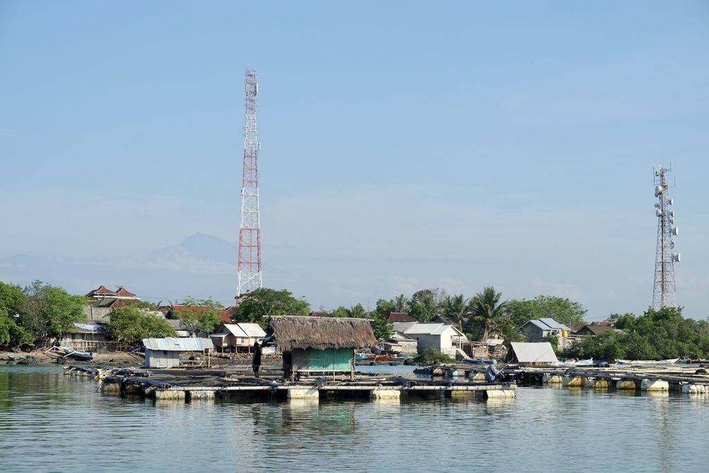 Suasana keramba jaring apung berisi lobster yang dibesarkan di kawasan perairan Teluk Jukung, Kecamatan Jerowaru, Kabupaten Lombok Timur, Nusa Tenggara Barat, Kamis (26/12/2019).