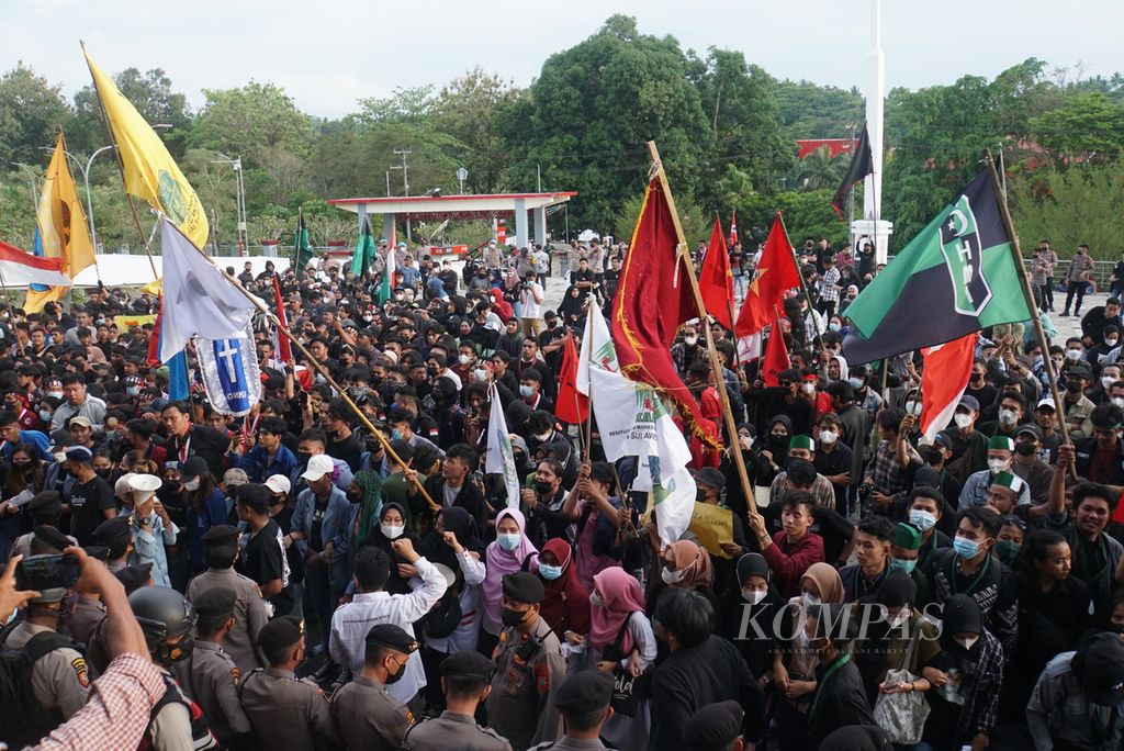 Sekitar 500 anggota massa aksi mahasiswa berkumpul di Kantor DPRD Sulawesi Utara, Manado, Selasa (12/4/2022), untuk menolak wacana penundaan Pemilu 2024 dan perpanjangan masa jabatan presiden.