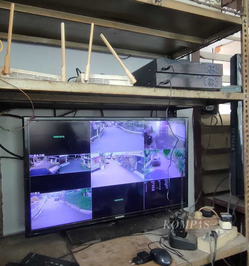 Layar pemantau CCTV di lingkungan kompleks Polri Duren Tiga, Jakarta Selatan, Jumat (15/7/2022).