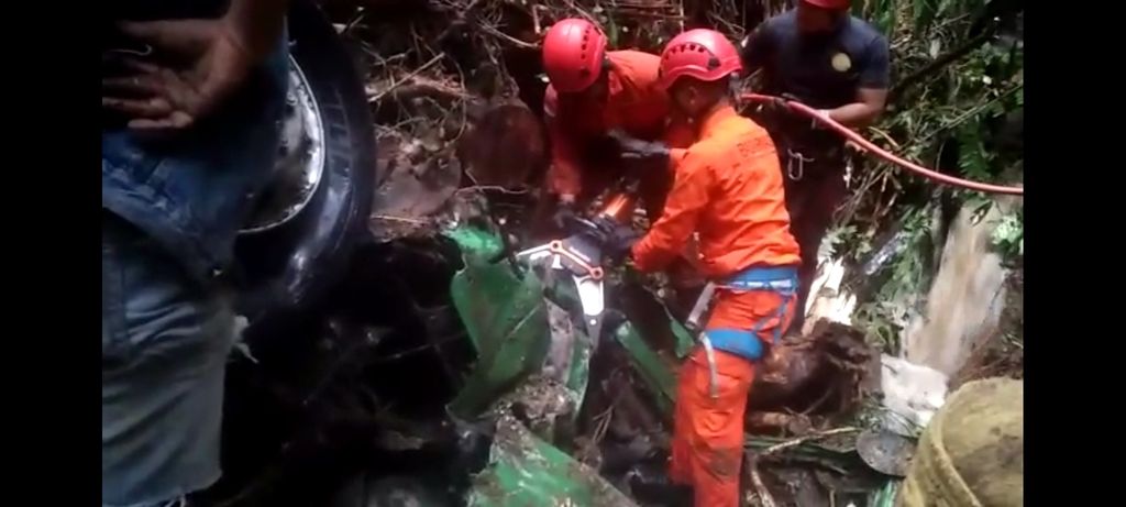 Tim SAR gabungan mencoba mengevakuasi sopir truk yang jatuh ke jurang akibat longsor di Kabupaten Karo, Sumatera Utara, Rabu (14/12/2022). Sopir truk ditemukan tewas dan belum bisa dievakuasi hingga Kamis pagi. 