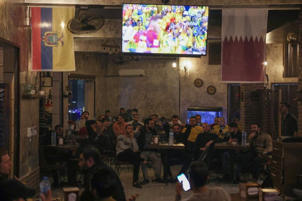 Para penggemar sepak bola di Idlib, Suriah, menonton laga sepak bola Piala Dunia 2022 antara Qatar melawan Ekuador di sebuah kafe di Idlib, Suriah, 20 November 2022. 