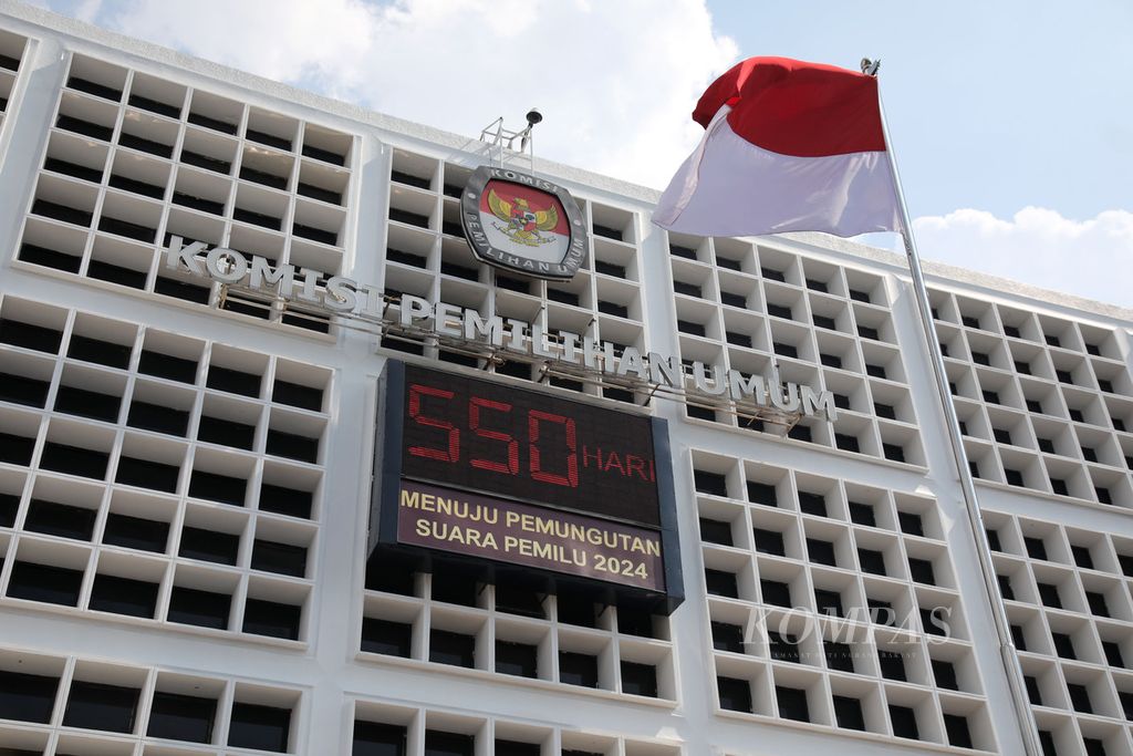Papan elektronik hitung mundur pelaksanaan Pemilu 2024 terpasang di Gedung Komisi Pemilihan Umum, Jakarta, Jumat (12/8/2022).