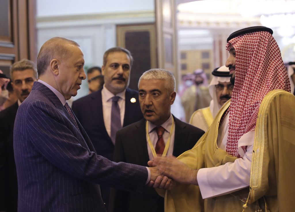 Foto dokumentasi Istana Kepresidenan Turki memperlihatkan Presiden Turki Recep Tayyip Erdogan bersalaman dengan Pangeran Mohammed bin Salman, putra mahkota dan penguasa <i>de facto</i> Kerajaan Arab Saudi, saat berkunjung ke Riyadh, 29 April 2022. 