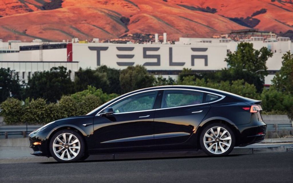Tesla Model 3, model dengan harga paling terjangkau dari seluruh mobil listrik buatan Tesla saat ini. Model itu termasuk dalam barisan model mobil yang diminta untuk ditarik kembali dari peredaran karena peranti lunaknya bermasalah. 