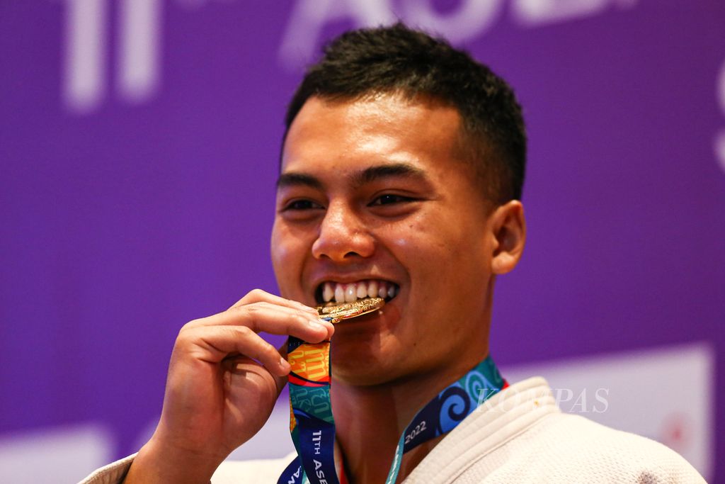 Pejudo Indonesia, Rafli Ahnaf Shidqi, mempersembahkan medali emas pada nomor judo buta klasifikasi J1 kelas -73 kilogram putra pada ASEAN Para Games 2022 di Surakarta, Jawa Tengah, Selasa (8/2/2022). Dua medali emas lainnya diraih oleh Bayu Pangestu Aji dan Sahrul Sulaiman.