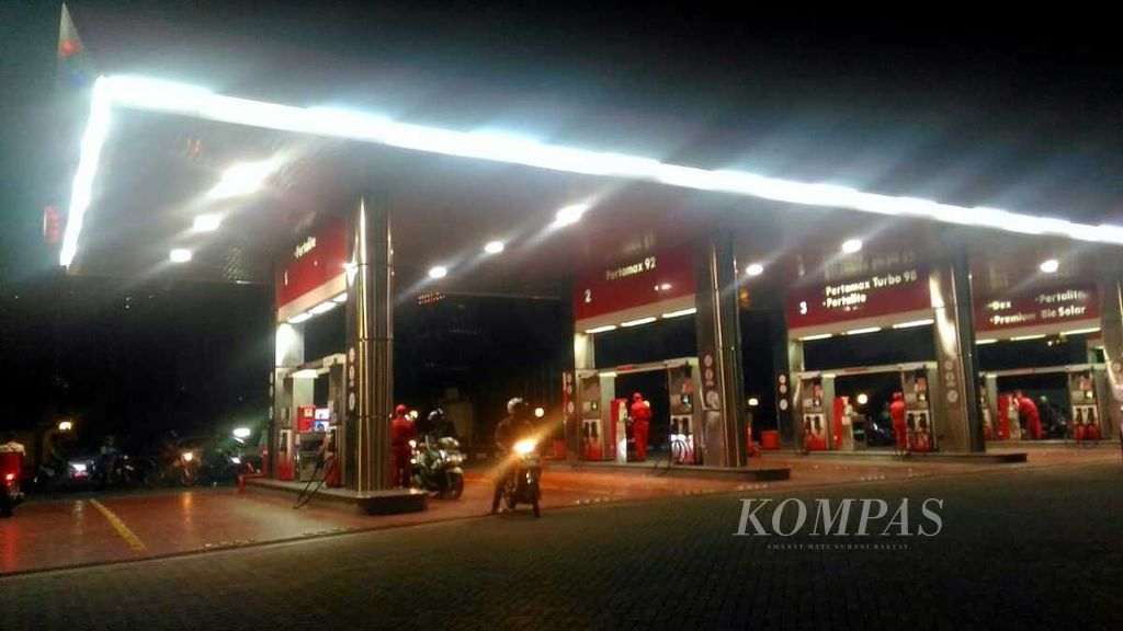 Suasana pengisian bahan bakar minyak di stasiun pengisian bahan bakar untuk umum (SPBU) di daerah Kemanggisan, Jakarta Barat, Senin (4/6/2018)