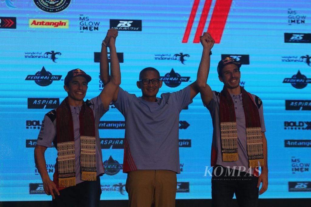 Pebalap tim Gresini Racing MotoGP, Marc Marquez dan Alex Marquez, disambut oleh Menteri Pariwisata dan Ekonomi Kreatif Sandiaga Salahuddin Uno dalam acara Kick Off Gresini Racing di  Kemenparekraf, Jakarta, Sabtu (3/2/2024).