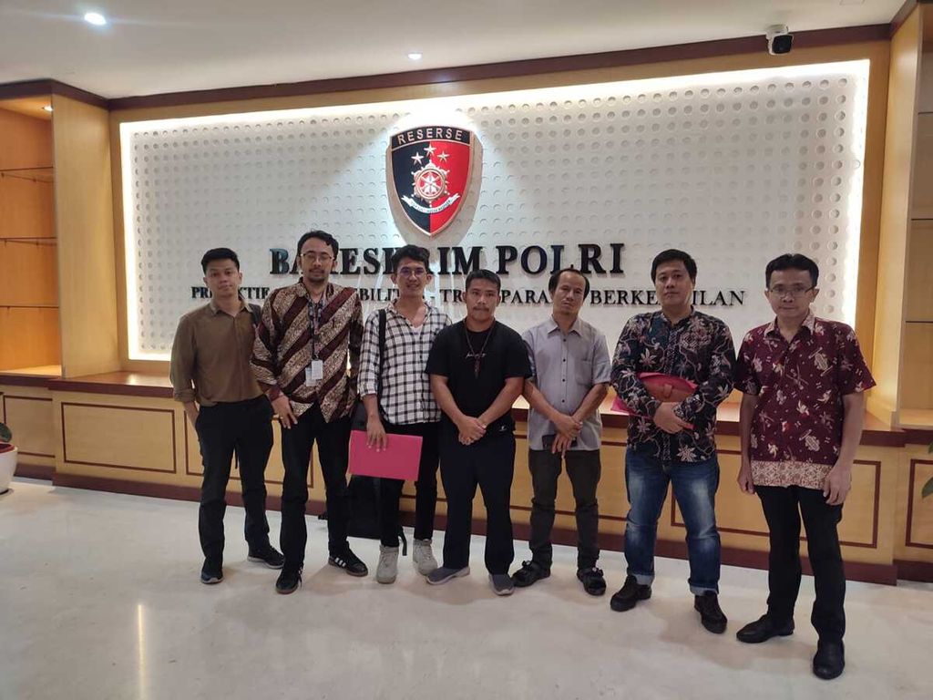 The Solidarity Advocacy Team for the Bangkal Indigenous Community accompanied the family of the shooting victim in Bangkal Village, Seruyan Regency, Central Kalimantan, to the National Police Headquarters in Jakarta on Thursday (9/11/2023). More than a month has passed since the incident without knowing who the shooter, Gijik, is.