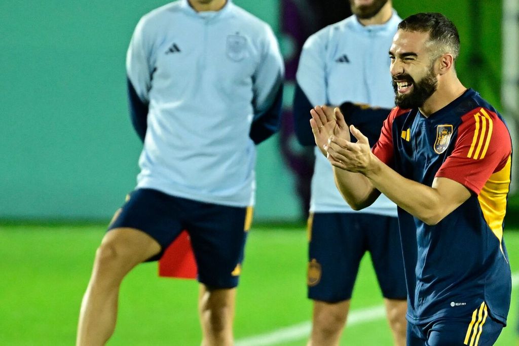 Bek tim nasional Spanyol, Dani Carvajal (kanan), memberi semangat rekan-rekannya pada sesi latihan tim di lapangan Universitas Qatar, Doha, Qatar, Selasa (22/11/2022). Spanyol akan menghadapi Kosta Rika di Stadion Al Thumama, Doha, pada laga Grup E Piala Dunia Qatar 2022, Rabu (22/11).