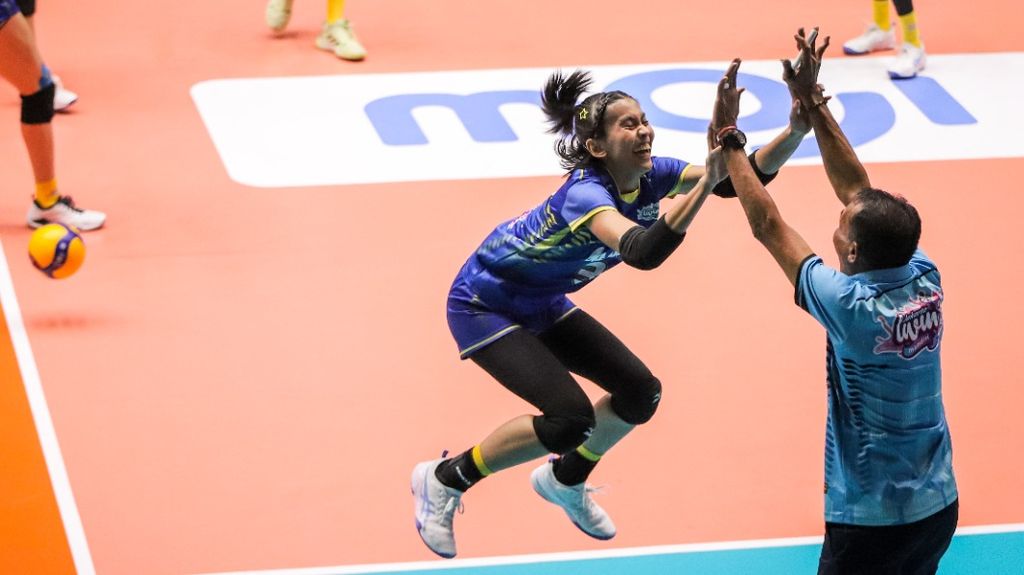 Pevoli putri Jakarta Livin Mandiri, Angeli Faulina (kiri), melakukan selebrasi bersama pelatihnya seusai mencetak poin atas lawannya, Bandung BJB Tandamata, dalam laga Proliga 2024 di Gresik, Jawa Timur, Sabtu (18/5/2024). Jakarta Livin Mandiri menang 25-23, 25-23, 25-23.