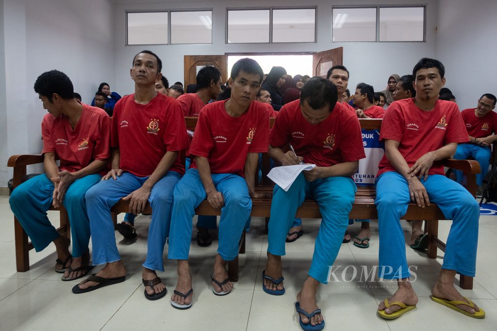 34 terdakwa demonstrasi ricuh bela Rempang dihadirkan saat sidang dengan agenda pembacaan tuntutan dan pembacaan nota pembelaan di Pengadilan Negeri Batam, Kepulauan Riau, Senin (4/3/2024).