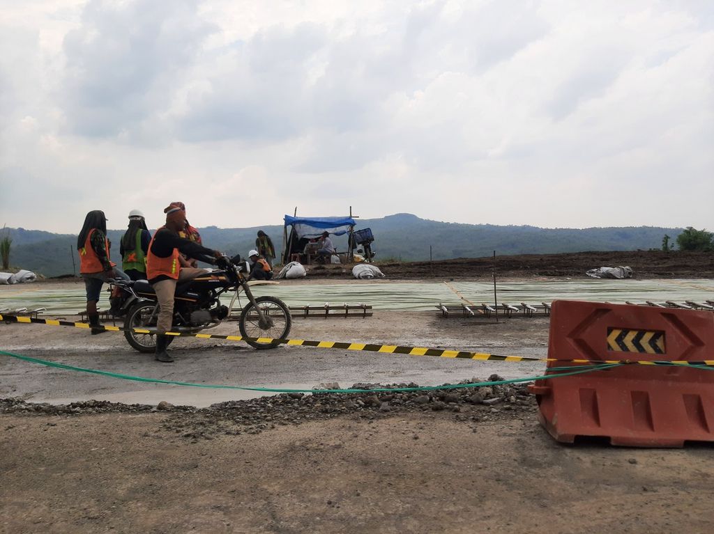 Para pekerja dalam proyek pembangunan Seksi 4-6 di Jalan Tol Cisumdawu, Sumedang, Jawa Barat, Minggu (9/4/2023).