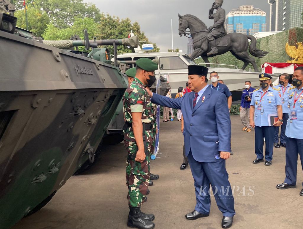 Menteri Pertahanan Prabowo Subianto meninjau berbagai alat pertahanan di halaman Kementerian Pertahanan seusai Rapim Kemhan 2022, Kamis (20/1/2022).
