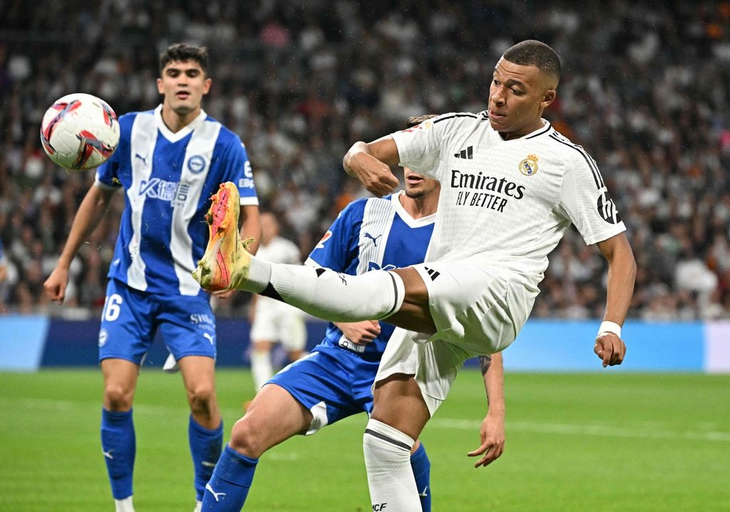 Pemain Real Madrid, Kylian Mbappe (kanan), mengontrol bola saat melawan Alaves pada laga Liga Spanyol di Stadion Santiago Bernabeu, Madrid, Selasa (24/9/2024). Real Madrid menang 3-2 pada laga itu. 