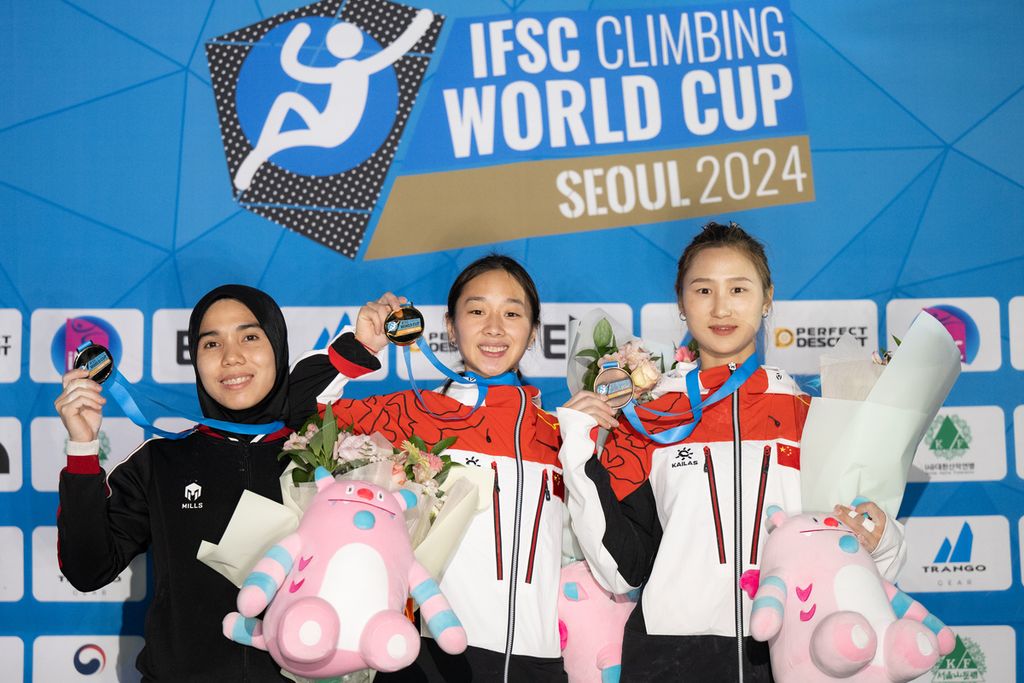 Pemanjat tebing Indonesia disiplin <i>speed</i>, Rajiah Sallsabillah (kiri), meraih medali perak pada seri Piala Dunia di Seoul, Korea Selatan, Jumat (4/10/2024).