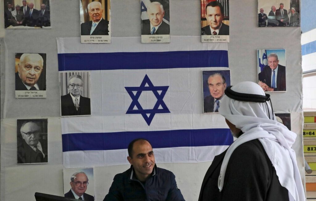 Warga Israel keturunan Arab mendatangi tempat pemungutan suara yang dihiasi potret politisi Israel di Kota Rahat, dekat Kota Bersyeba, Senin (2/3/2020). Gabungan partai-partai arab mendapatkan 15 kursi dari 120 kursi Knesset atau Parlemen Israel.  
