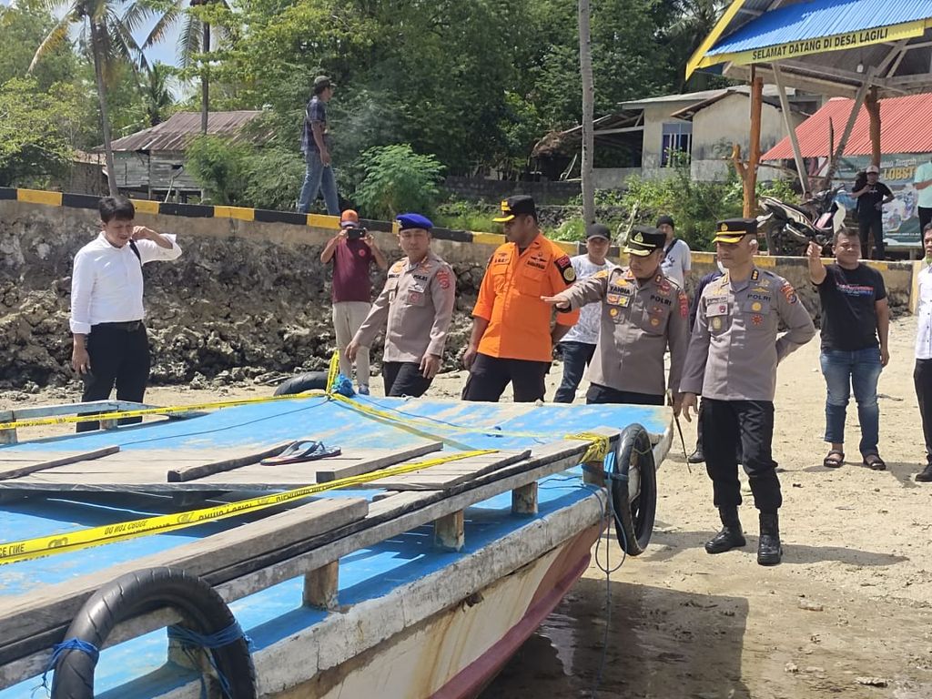 Aparat kepolisian dan instansi terkait melihat rakit yang tenggelam di perairan Teluk Mawasangka Tengah, Buton Tengah, Sulawesi Tenggara, Senin (24/7/2023).