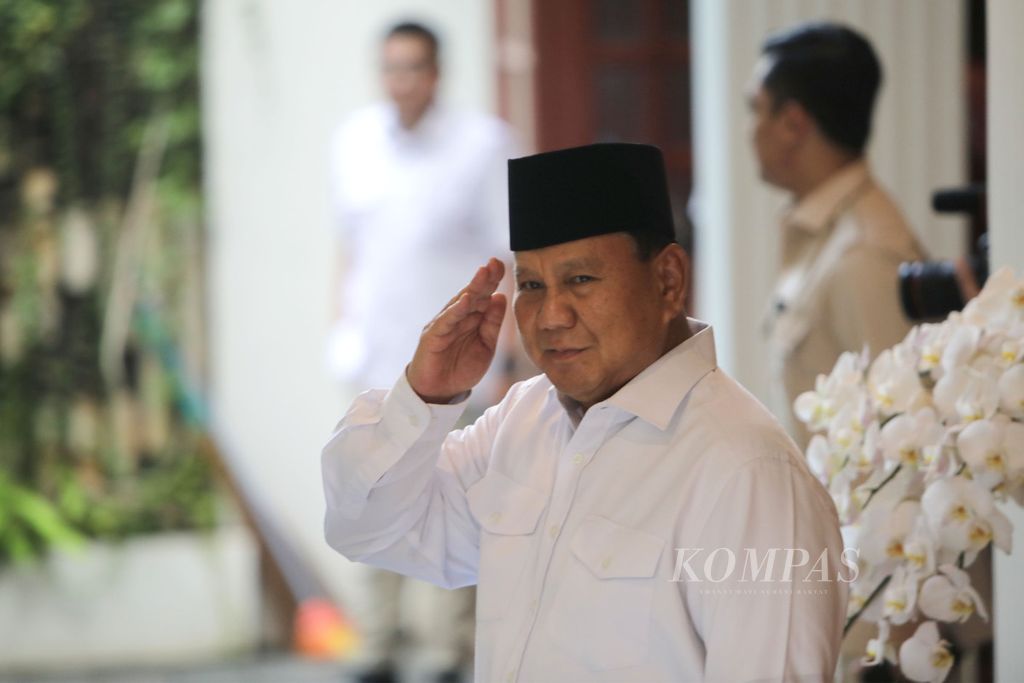 Ketua Umum Partai Gerindra Prabowo Subianto di kediamannya di Jalan Kertanegara IV, Jakarta, Jumat (28/4/2023). 