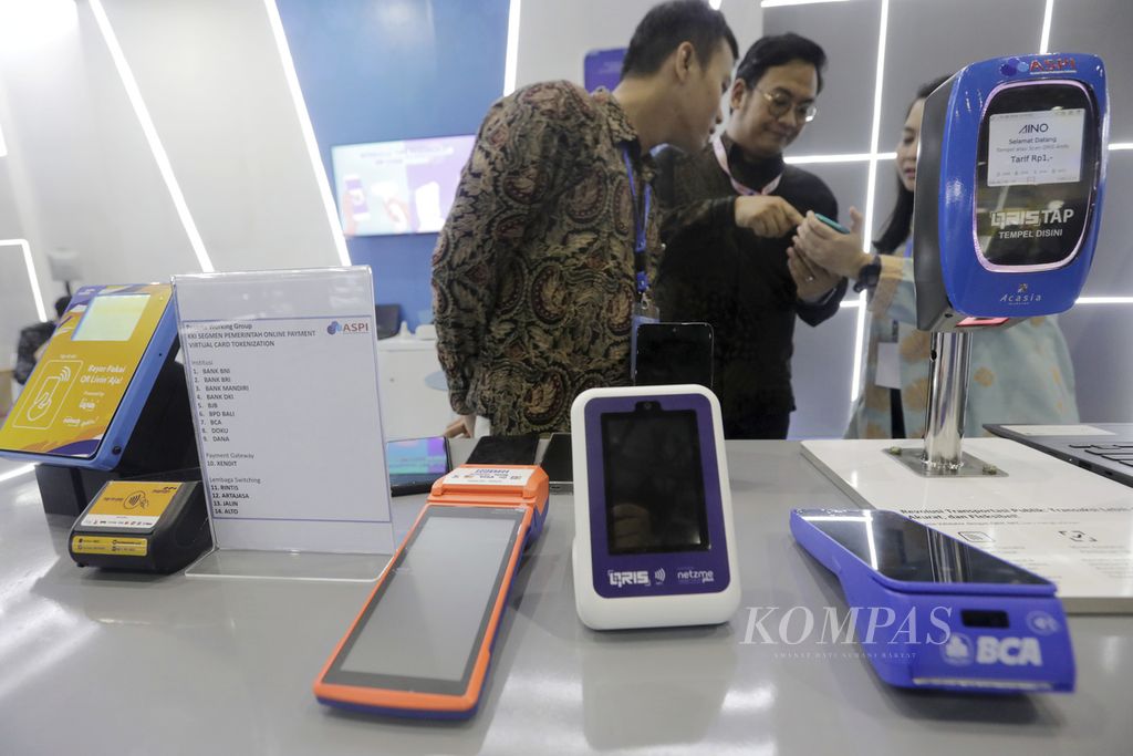 Berbagai produk mesin EDC atau Electronic Data Capture yang digunakan oleh pedagang untuk menerima pembayaran dari pelanggan menggunakan kartu kredit, kartu debit, kartu prepaid, dan QRIS dipamerkan salah satu stan dalam Festival Ekonomi Keuangan Digital dan Karya Kreatif Indonesia (FEKDI KKI) 2024 di Jakarta Convention Center (JCC), Jakarta, Kamis (1/8/2024). 