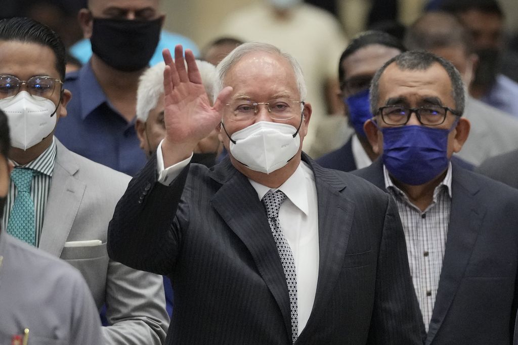 Bekas Perdana Menteri Malaysia Najib Razak tiba di Pengadilan Banding Malaysia di Putrajaya pada 23 Agustus 2022. Dalam sidang itu, hakim menguatkan vonis penjara dan denda untuk Najib. Politisi UMNO itu dinyatakan terbukti bersalah dalam kasus korupsi terkait lembaga investasi pemerintah Malaysia 1MDB.