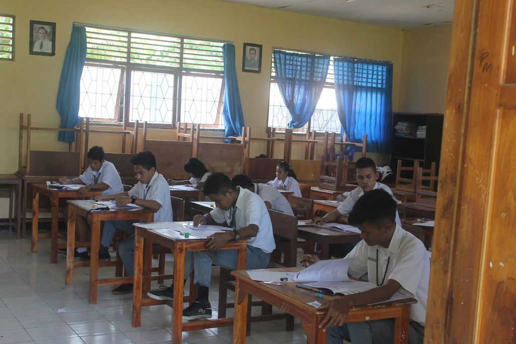 Siswa SMAN 3 Kupang sedang mengerjakan ujian nasional, April 2018. Fasilitas pendidikan di ibu kota provinsi lebih memadai dibanding sekolah pedalaman.