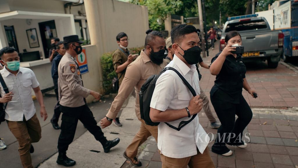 A number of aids to the former Head of the Profession and Security Division of the National Police, Inspector General Ferdy Sambo, left after undergoing an examination at the Komnas HAM Office, Jakarta, Tuesday (26/7/2022).