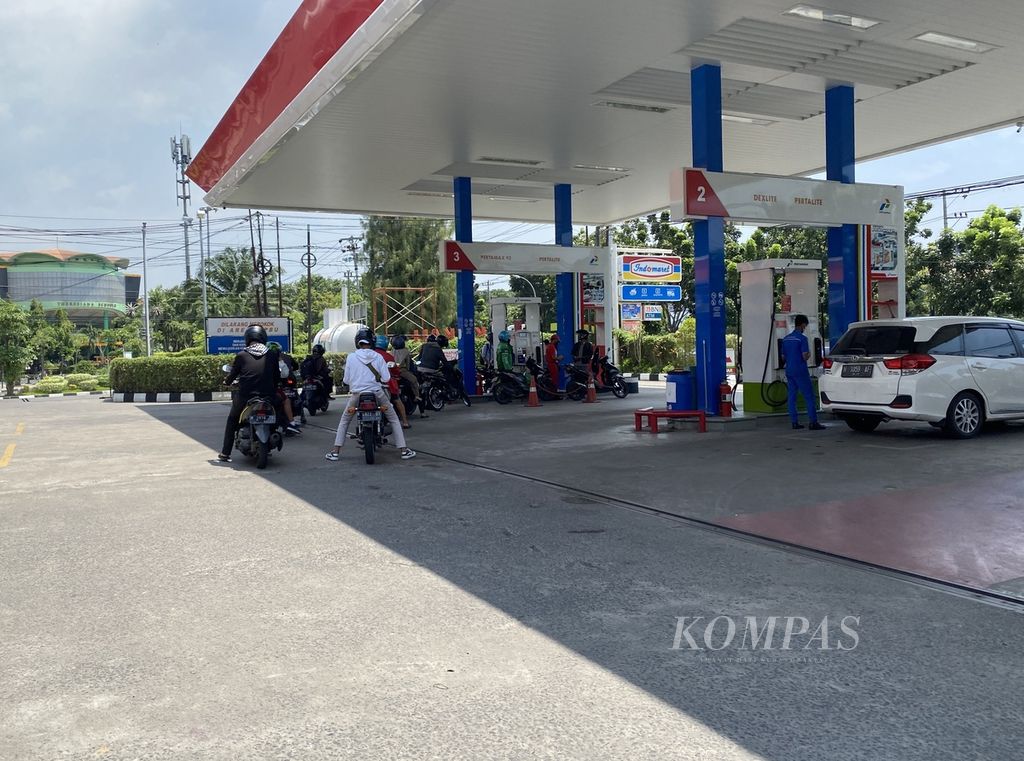 Suasana antrean pembeli bahan bakar di stasiun pengisian bahan bakar umum Kampung Kali, Karang Kidul, Kecamatan Semarang Tengah, Kota Semarang, Jateng, Selasa (5/4/2022). 