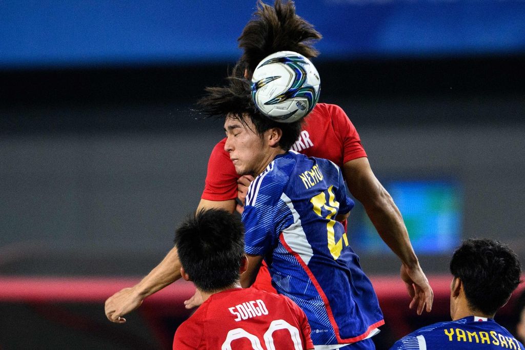 Pemain Jepang, Kenta Nemoto (tengah), menyundul bola saat menghadapi Hong Kong pada laga semifinal sepak bola putra Asian Games Hangzhou 2022 di China, Rabu (4/10/2023).